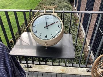 Dubbelzijdige hangklok beschikbaar voor biedingen