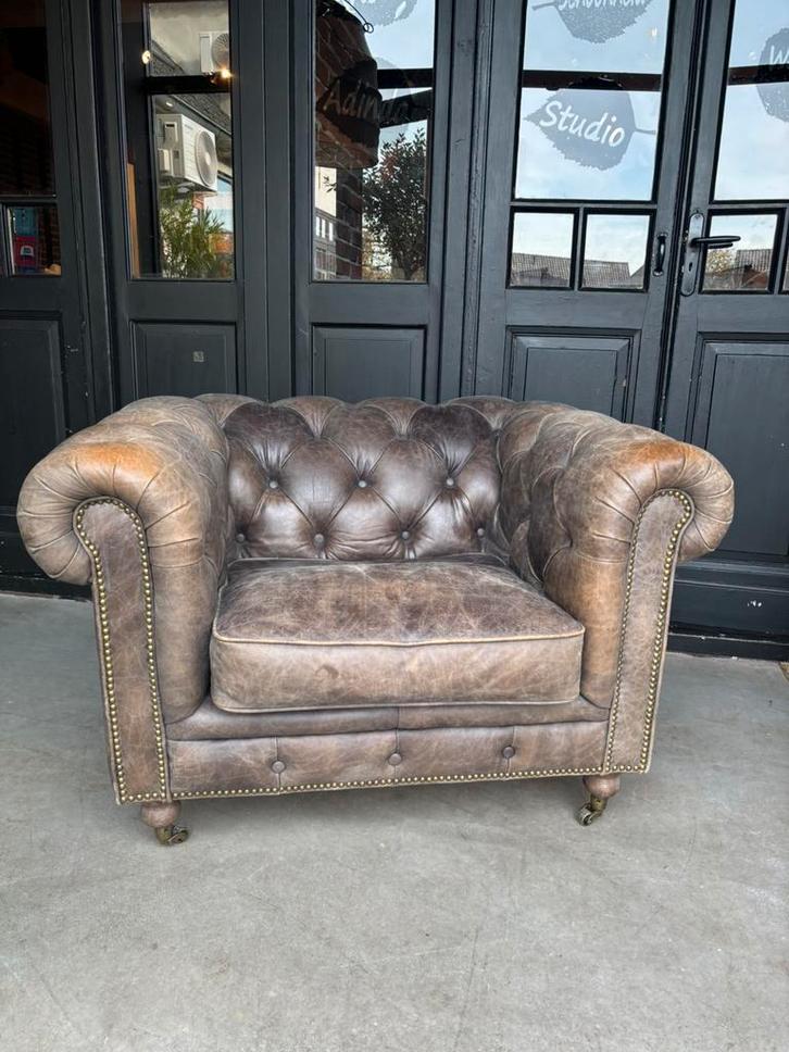 Chesterfield Clubfauteuil Taupe/grijs/bruin leer (2), Huis en Inrichting, Fauteuils, Gebruikt, Leer, 100 tot 125 cm, 75 tot 100 cm