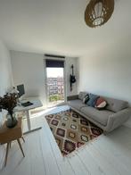Sofa in sandbeige with wooden legs, Huis en Inrichting, Ophalen, Zo goed als nieuw, Stof