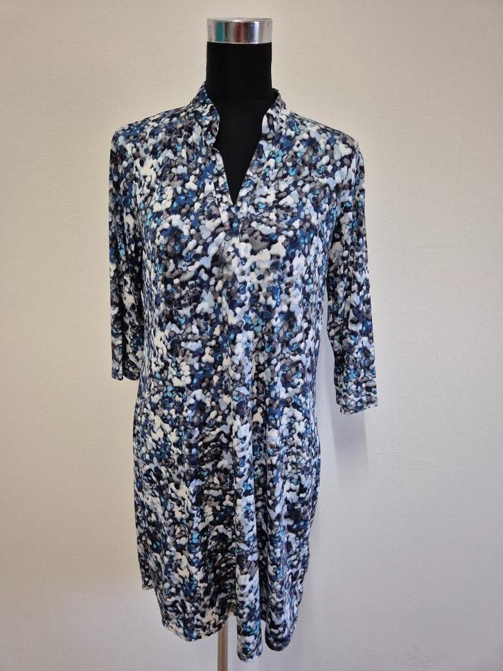 J448 - Stella Moretti jurk in blauwtinten maat M (1), Kleding | Dames, Jurken, Zo goed als nieuw, Maat 38/40 (M), Blauw, Onder de knie