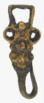 Kledinghaak Einde 16de eeuw L 40,6; B 16,2mm   a926, Ophalen of Verzenden