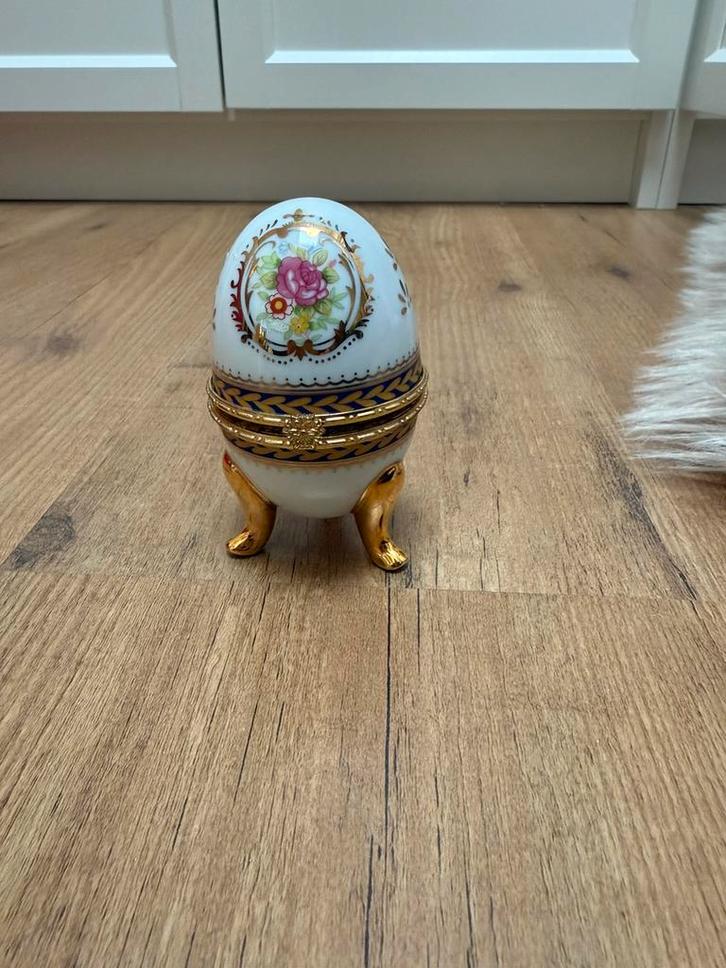 Porseleinen sier-ei op pootjes – vintage stijl, Antiek en Kunst, Antiek | Porselein, Ophalen of Verzenden