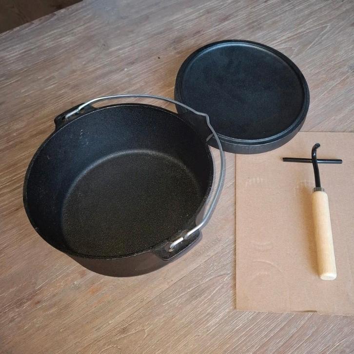 dutchoven 25cm nieuw met deksellifter met pootjes, Huis en Inrichting, Keuken | Potten en Pannen, Nieuw, Overige typen, Gietijzer