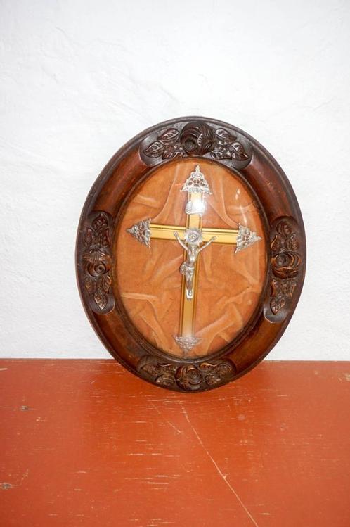 Antiek Frans gesneden houten kruisbeeld * glazen koepellijst, Antiek en Kunst, Antiek | Religie, Ophalen of Verzenden