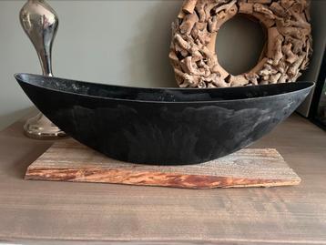Decoratieve metalen boot schaal /vaas op houten plateau beschikbaar voor biedingen