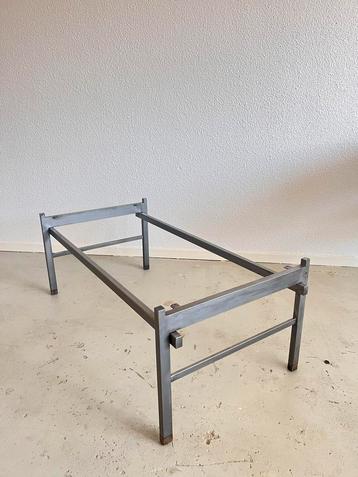 Vintage industrieel metalen onderstel / tafelframe beschikbaar voor biedingen