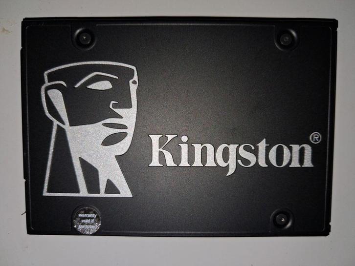 Kingston SSD KC600 960GB 2,5" SATA -geschikt voor PC & PS3/4, Computers en Software, Harde schijven, Zo goed als nieuw, Desktop