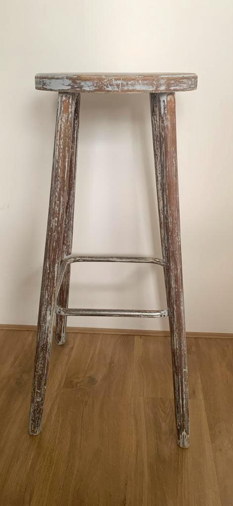 Vintage hoge houten kruk met metalen voetsteun, Huis en Inrichting, Barkrukken, Gebruikt, 60 tot 90 cm, Hout, 1 kruk, Met voetsteun