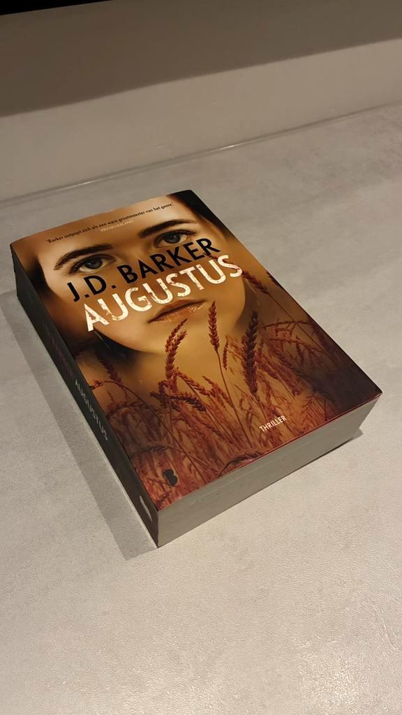 J.D. Barker - Augustus, Boeken, Thrillers, Gelezen, Nederland, Ophalen of Verzenden