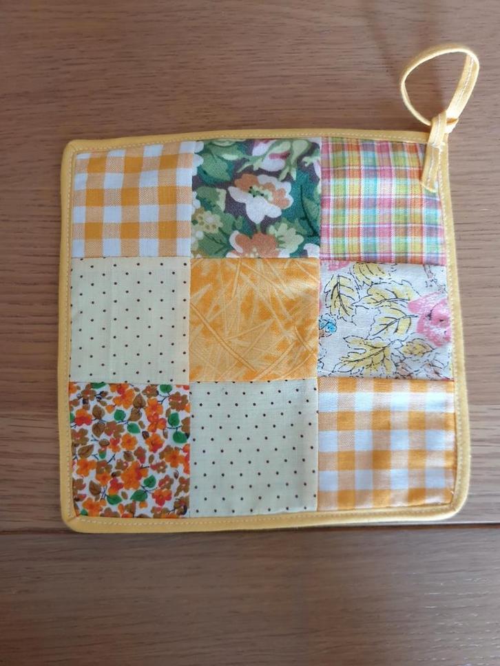 Vintage, retro, patchwork pannenlap. Geel. 16x16 cm., Huis en Inrichting, Keuken | Textiel, Zo goed als nieuw, Geel, Ophalen of Verzenden