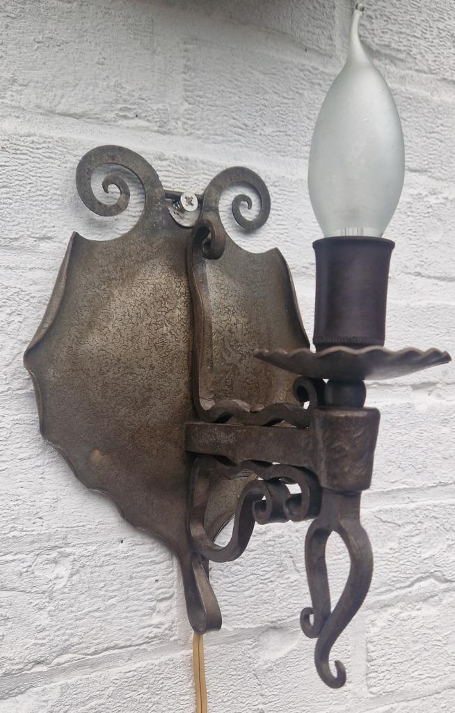 Stijlvolle wandlamp Smeedijzer Amsterdamse School ca. 1915, Huis en Inrichting, Lampen | Wandlampen, Gebruikt, Metaal, Overige materialen