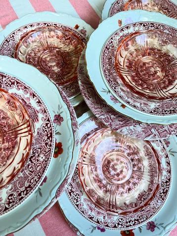 Uitgebreid 6 persoons servies, brocante, roze beschikbaar voor biedingen