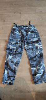 Blauwe camouflage broek Bershka maat 34, Maat 34 (XS) of kleiner, Ophalen of Verzenden, Zo goed als nieuw