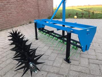 Gazor gezonbeluchter. Gazonbeluchten, verticuteerhark beschikbaar voor biedingen