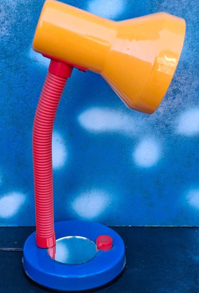 Tafellamp. MEMPHIS style. 1995. 30  cm., Huis en Inrichting, Lampen | Tafellampen, Zo goed als nieuw, Minder dan 50 cm, Kunststof