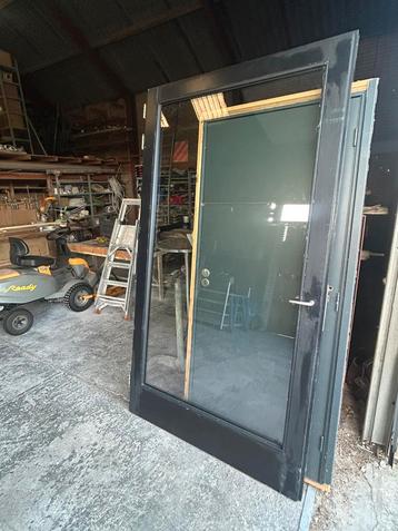 Hardhouten buiten deur met HR++ glas beschikbaar voor biedingen