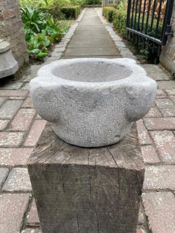 Oude natuurstenen vijzel, mortier, morser beschikbaar voor biedingen