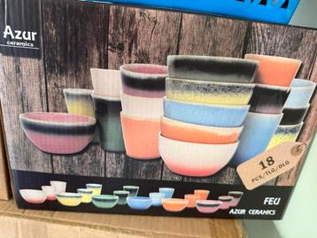Nieuwe servies set nieuw in de doos beschikbaar voor biedingen