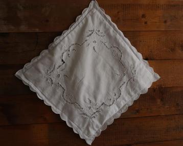 Kussentje 40x40 cm van richelieu handwerk met binnen kussen. beschikbaar voor biedingen