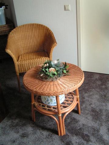 Rieten stoel met tafeltje + kussen beschikbaar voor biedingen