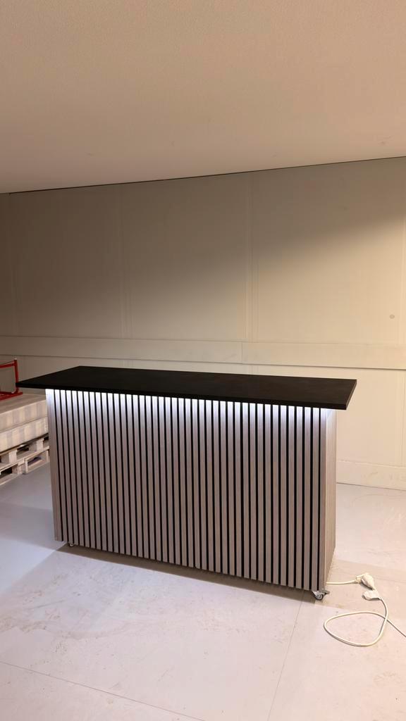 Nette en stevige balie of bar met ledverlichting, Huis en Inrichting, Barren, Zo goed als nieuw, Ophalen