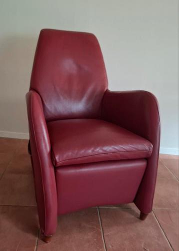 Echt lederen fauteuil. Kleur bordeaux rood. beschikbaar voor biedingen