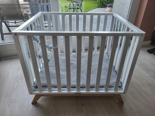 Bopita Lynn box - met mooi houten onderstel, Kinderen en Baby's, Boxen, Gebruikt, Rechthoekig, In hoogte verstelbaar, Boxkleed
