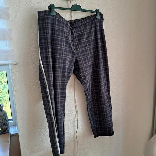 Ruitjesbroek met witte band in de zijnaad mt 52/54, Kleding | Dames, Grote Maten, Zo goed als nieuw, Broek of Spijkerbroek, Zwart