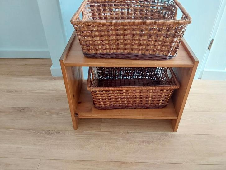 Opbergrekje met rieten manden, Huis en Inrichting, Woonaccessoires | Schalen en Manden, Gebruikt, Mand, Rechthoekig, Hout, Ophalen of Verzenden