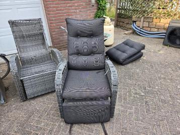 Twee kussens voor loungestoelen beschikbaar voor biedingen