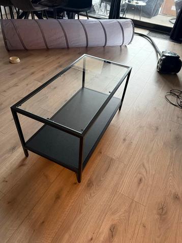 Moderne salontafel met glazen blad