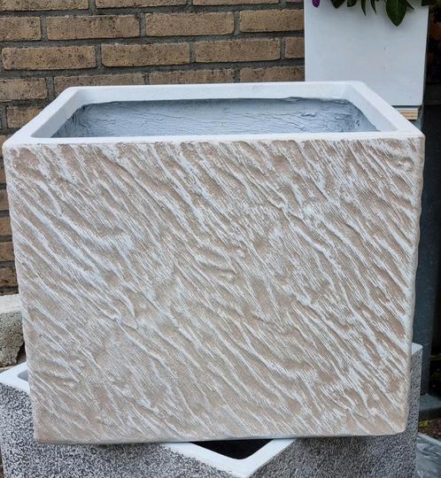 Nog één  grote bloembak 
44 x 44 x 36 cm         merk Ma-aM, Tuin en Terras, Bloembakken en Plantenbakken, Zo goed als nieuw, Steen