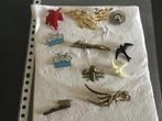 11 broches van verschillende materialen en vormen. Vintage., Met kristal, Overige materialen, 4 tot 7 cm, Overige kleuren