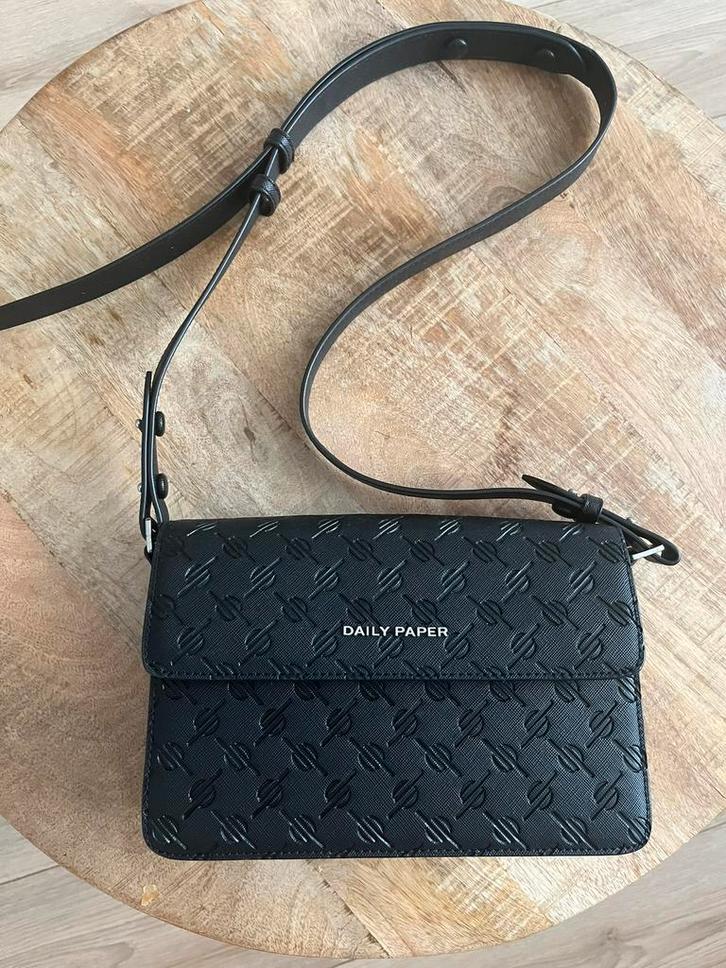 Daily Paper Black Meru Emb Monogram Bag, Sieraden, Tassen en Uiterlijk, Tassen | Schoudertassen, Zo goed als nieuw, Overige merken