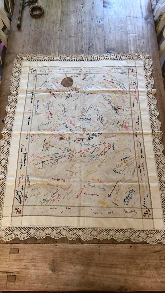 Handtekeningen kleed eerste wereldoorlog 1916-1917 België, Antiek en Kunst, Antiek | Kleden en Textiel, Ophalen of Verzenden