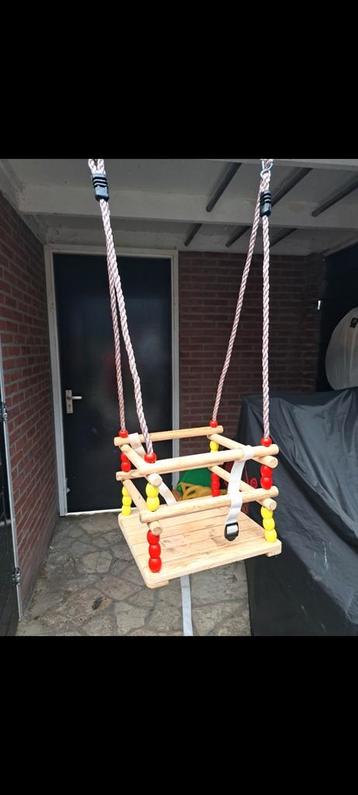Houten schommel beschikbaar voor biedingen