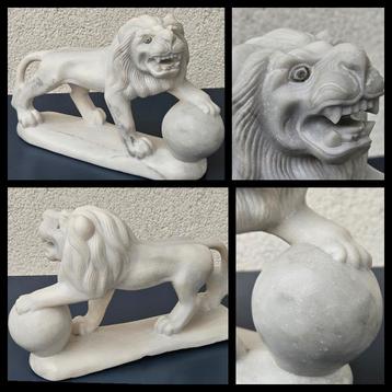 Marmer,  wit marmeren sculptuur van een leeuw met bol  beschikbaar voor biedingen