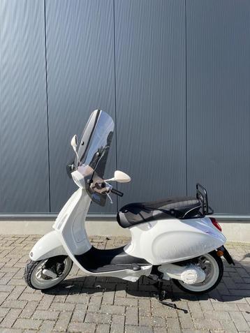 Vespa Sprint Justin Bieber 2025 beschikbaar voor biedingen