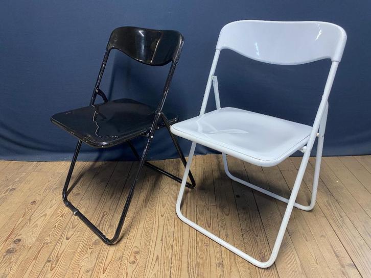 Vintage klapstoelen wit en zwart, Huis en Inrichting, Stoelen, Gebruikt, Twee, Kunststof, Metaal, Zwart, Ophalen