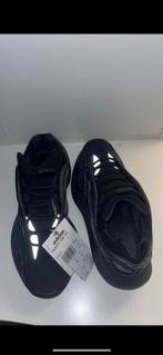 Yeezy 700 Boost V3 dark glow, Kleding | Heren, Schoenen, Verzenden, Zwart, Nieuw, Sneakers of Gympen