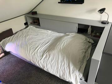 Woood bed beschikbaar voor biedingen