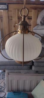Vintage hanglamp met geribbeld wit glazen kap, Antiek en Kunst, Ophalen