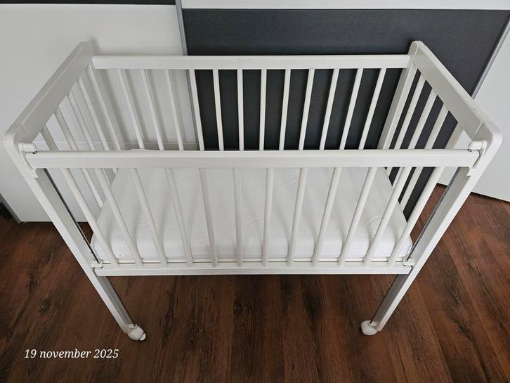 Petite Amélie Co-sleeper - Veilig dichtbij slapen 40×90×93, Kinderen en Baby's, Babywiegjes en Ledikanten, Zo goed als nieuw, Ledikant