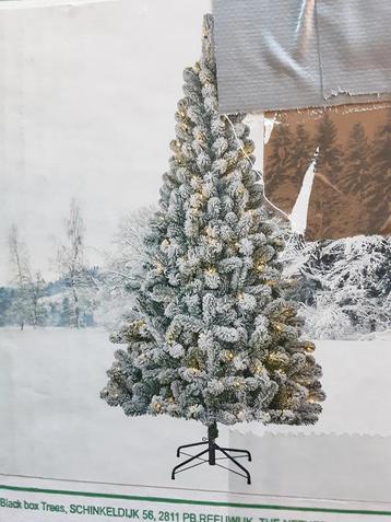 Mooie kerstboom met sneeuw  beschikbaar voor biedingen