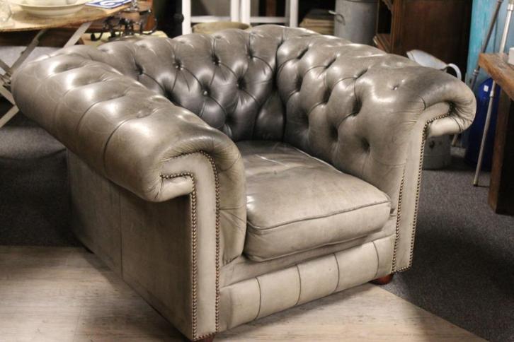 Brocante - Fantastische fauteuil, Chesterfield!, Huis en Inrichting, Fauteuils, Gebruikt, Hout, Leer, 100 tot 125 cm, 75 tot 100 cm