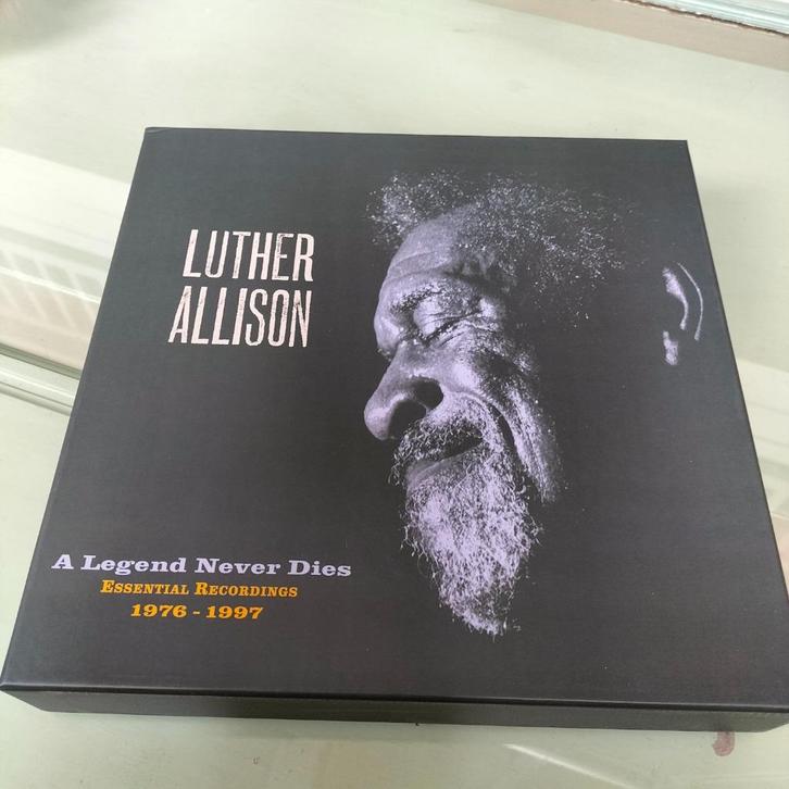 Luther Allison -  A Legend Never Dies  - box set (7cd/4dvd), Cd's en Dvd's, Cd's | Jazz en Blues, Nieuw in verpakking, Blues, 1980 tot heden