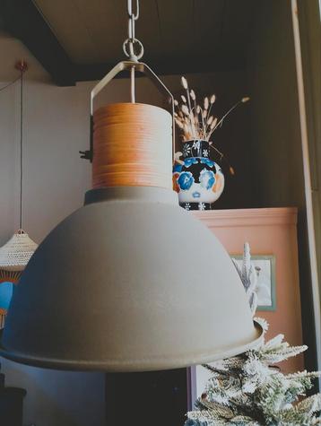 Stoere moderne hanglamp. Diameter 37, hoogte 45 cm.