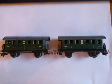2 Marklin 327 oude metalen personenwagen beschikbaar voor biedingen