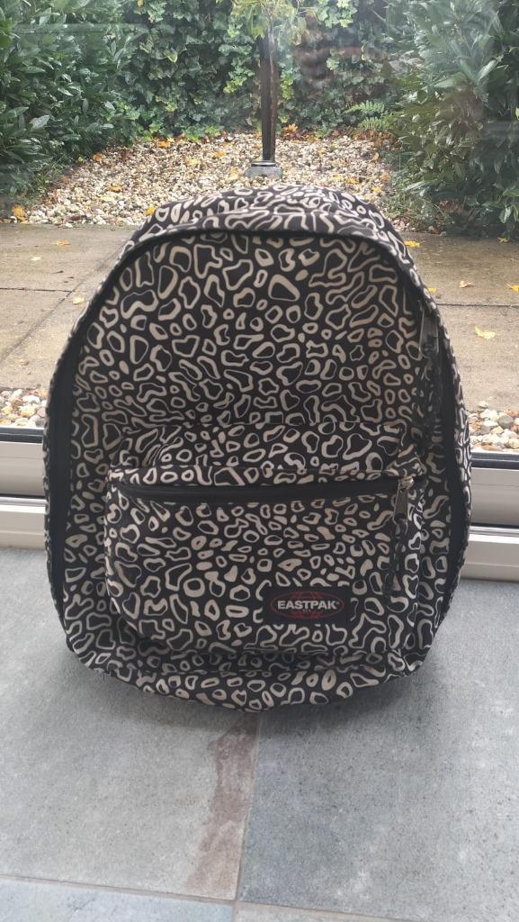 Eastpak tas zwart-wit met 3 vakken + laptopvak, Sieraden, Tassen en Uiterlijk, Tassen | Schooltassen, Zo goed als nieuw, Rugtas