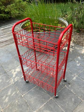 Vintage opberg trolley (rood) beschikbaar voor biedingen